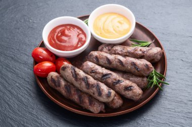 Biberiye soslu ızgara biftek ve domates fotoğrafçılığı. Kırsal arkaplanda üst görünüm