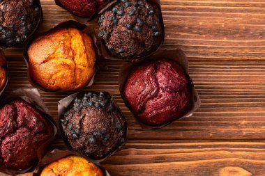 Çikolata, vanilya ve böğürtlen karışımı. En iyi görüntü fotoğrafçılığı