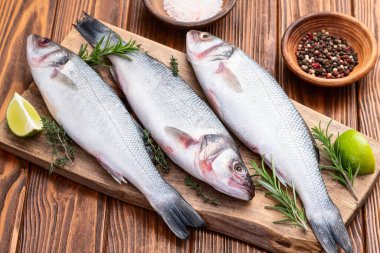 Çiğ deniz levreği fotoğrafçılığı. Kırsal arkaplanda üst görünüm