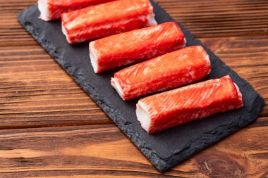 Balık surimi fotoğrafından yengeç çubukları. Kırsal arkaplanda üst görünüm