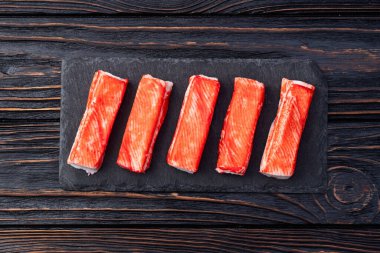 Balık surimi fotoğrafından yengeç çubukları. Kırsal arkaplanda üst görünüm