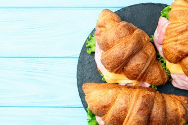 Salata ve peynirli kruvasan sandviçi. En iyi görüntü fotoğrafçılığı