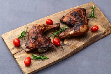 Kızarmış tavuk budu, domates ve salata. En iyi görüntü fotoğrafçılığı
