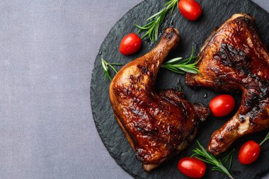 Kızarmış tavuk budu, domates ve salata. En iyi görüntü fotoğrafçılığı
