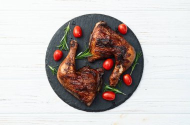 Kızarmış tavuk budu, domates ve salata. En iyi görüntü fotoğrafçılığı