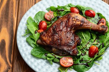 Kızarmış tavuk budu, domates ve salata. En iyi görüntü fotoğrafçılığı
