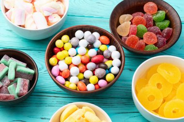 Renkli şekerlerin karışımı. Kırsal arkaplanda üst görünüm çeşitliliği