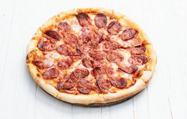 Pizza pepperonili fast food. Kırsal arkaplan fotoğrafçılığının üst görünümü