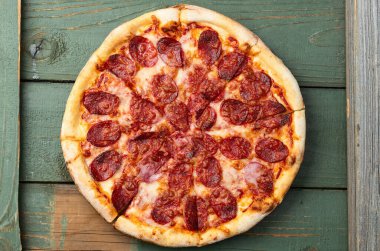 Pizza pepperonili fast food. Kırsal arkaplan fotoğrafçılığının üst görünümü