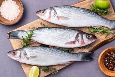 Çiğ deniz levreği fotoğrafçılığı. Kırsal arkaplanda üst görünüm
