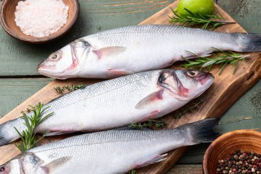 Çiğ deniz levreği fotoğrafçılığı. Kırsal arkaplanda üst görünüm