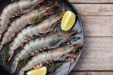 Çiğ kaplan (kral) karides fotoğrafçılığı. Kırsal arkaplanda üst görünüm