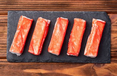 Balık surimi fotoğrafından yengeç çubukları. Kırsal arkaplanda üst görünüm