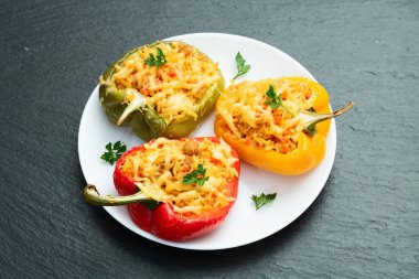 Pirinç, havuç ve etle doldurulmuş biber (paprika). Kırsal arkaplan fotoğrafçılığının üst görünümü