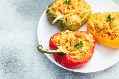 Pirinç, havuç ve etle doldurulmuş biber (paprika). Kırsal arkaplan fotoğrafçılığının üst görünümü