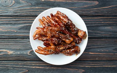 Karamelize edilmiş Kore ya da susamlı Çin tavuk ayağı (patiler). En iyi görüntü fotoğrafçılığı