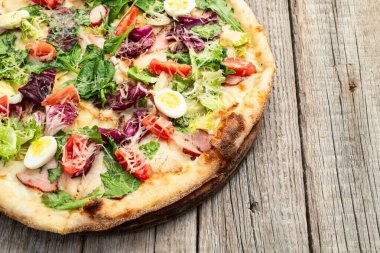 İtalyan pizza sezarı, yumurta salatası, tavuk domates ve mozzarella fotoğrafçılığı. Kırsal arkaplanda üst görünüm