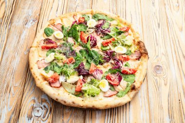 İtalyan pizza sezarı, yumurta salatası, tavuk domates ve mozzarella fotoğrafçılığı. Kırsal arkaplanda üst görünüm