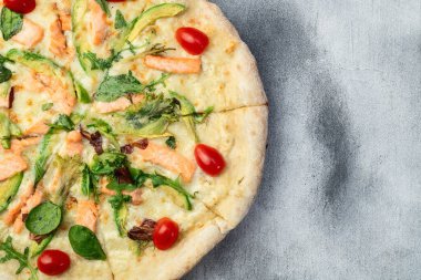 Avokado somon domatesli İtalyan pizzası ve mozzarella fotoğrafçılığı. Kırsal arkaplanda üst görünüm