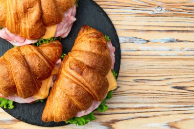 Salata ve peynirli kruvasan sandviçi. En iyi görüntü fotoğrafçılığı