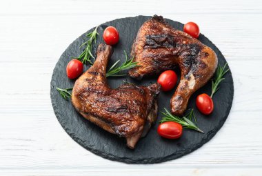 Kızarmış tavuk budu, domates ve salata. En iyi görüntü fotoğrafçılığı