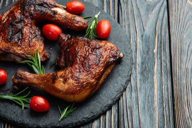 Kızarmış tavuk budu, domates ve salata. En iyi görüntü fotoğrafçılığı