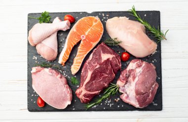 Çiğ et ve balık karışımı. Somon, sığır eti, domuz eti, tavuk suyu. En iyi görüntü fotoğrafçılığı