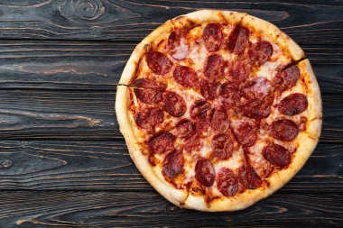 Pizza pepperonili fast food. Kırsal arkaplan fotoğrafçılığının üst görünümü