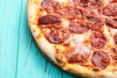 Pizza pepperonili fast food. Kırsal arkaplan fotoğrafçılığının üst görünümü