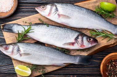 Çiğ deniz levreği fotoğrafçılığı. Kırsal arkaplanda üst görünüm