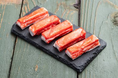 Balık surimi fotoğrafından yengeç çubukları. Kırsal arkaplanda üst görünüm