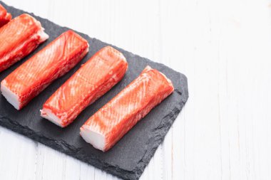 Balık surimi fotoğrafından yengeç çubukları. Kırsal arkaplanda üst görünüm
