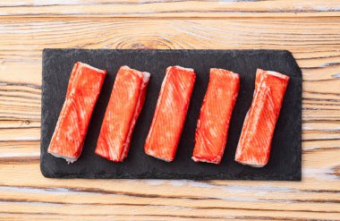 Balık surimi fotoğrafından yengeç çubukları. Kırsal arkaplanda üst görünüm