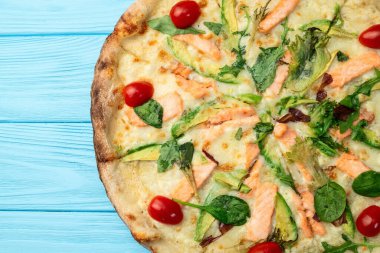 Avokado somon domatesli İtalyan pizzası ve mozzarella fotoğrafçılığı. Kırsal arkaplanda üst görünüm