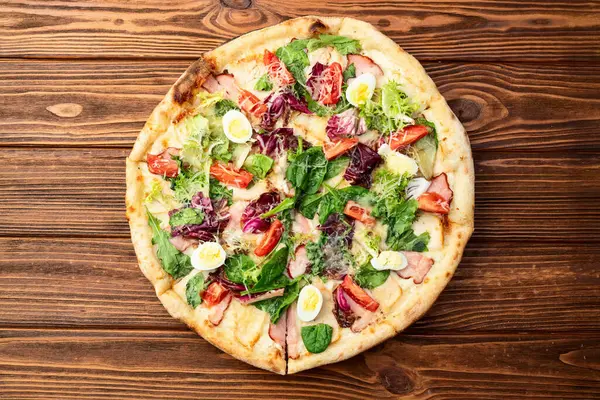 İtalyan pizza sezarı, yumurta salatası, tavuk domates ve mozzarella fotoğrafçılığı. Kırsal arkaplanda üst görünüm