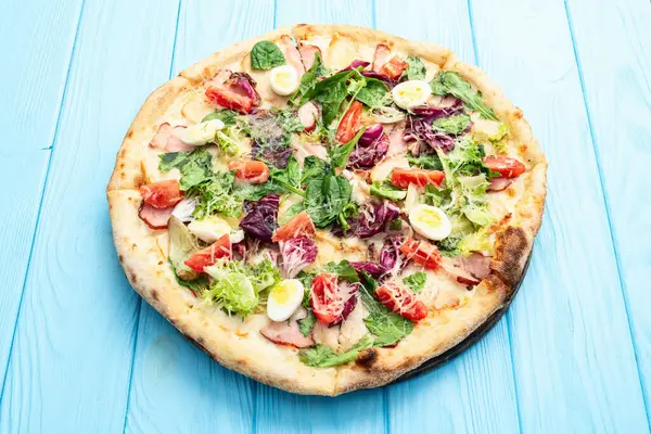 İtalyan pizza sezarı, yumurta salatası, tavuk domates ve mozzarella fotoğrafçılığı. Kırsal arkaplanda üst görünüm