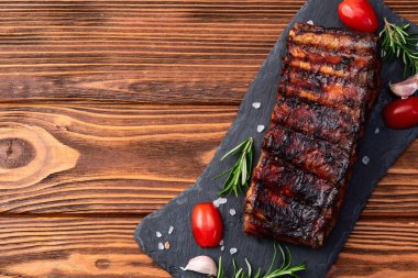 Izgara domuz pirzolası barbekü fotoğrafçılığı. Kırsal arkaplanda üst görünüm