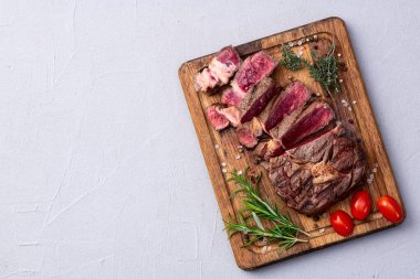 Pirzola bifteği dilimlenmiş. Nadir bulunan fotoğrafçılık. Kırsal arkaplanda üst görünüm