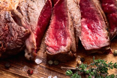 Pirzola bifteği dilimlenmiş. Nadir bulunan fotoğrafçılık. Kırsal arkaplanda üst görünüm