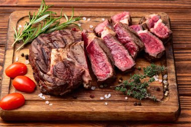 Pirzola bifteği dilimlenmiş. Nadir bulunan fotoğrafçılık. Kırsal arkaplanda üst görünüm