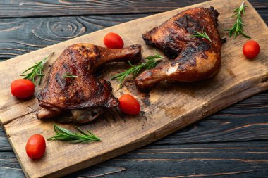 Kızarmış tavuk budu, domates ve salata. En iyi görüntü fotoğrafçılığı