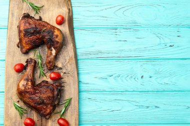 Kızarmış tavuk budu, domates ve salata. En iyi görüntü fotoğrafçılığı