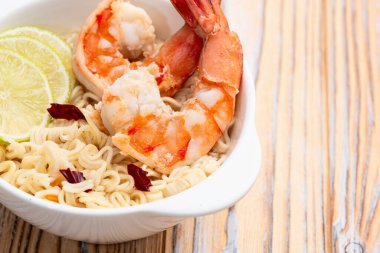 Tom karidesli leziz çorba hazır erişte ve limon fotoğrafçılığı. Asya yemekleri. Kırsal arkaplanda üst görünüm