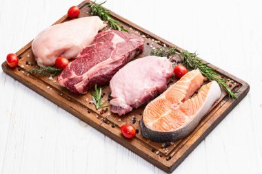 Çiğ et ve balık karışımı. Somon, sığır eti, domuz eti, tavuk suyu. En iyi görüntü fotoğrafçılığı