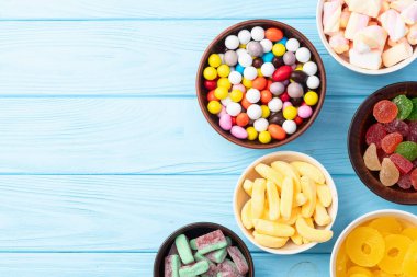 Renkli şekerlerin karışımı. Kırsal arkaplanda üst görünüm çeşitliliği