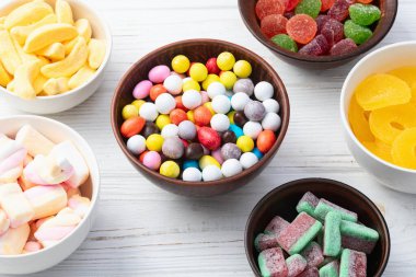 Renkli şekerlerin karışımı. Kırsal arkaplanda üst görünüm çeşitliliği