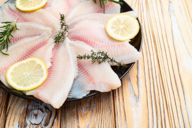 Çiğ tilapia fileto fotoğrafçılık. Kırsal arkaplanda üst görünüm