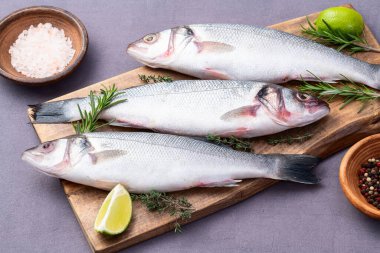 Çiğ deniz levreği fotoğrafçılığı. Kırsal arkaplanda üst görünüm