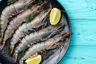 Çiğ kaplan (kral) karides fotoğrafçılığı. Kırsal arkaplanda üst görünüm