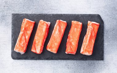 Balık surimi fotoğrafından yengeç çubukları. Kırsal arkaplanda üst görünüm